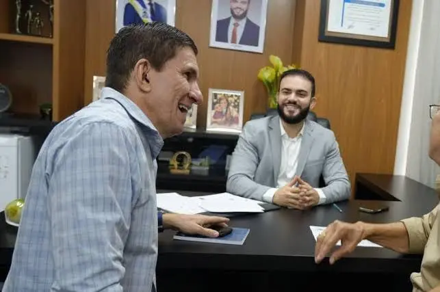 Léo Barbosa homenageia Professor Júnio Batista em Sessão Solene do Dia do Servidor Público