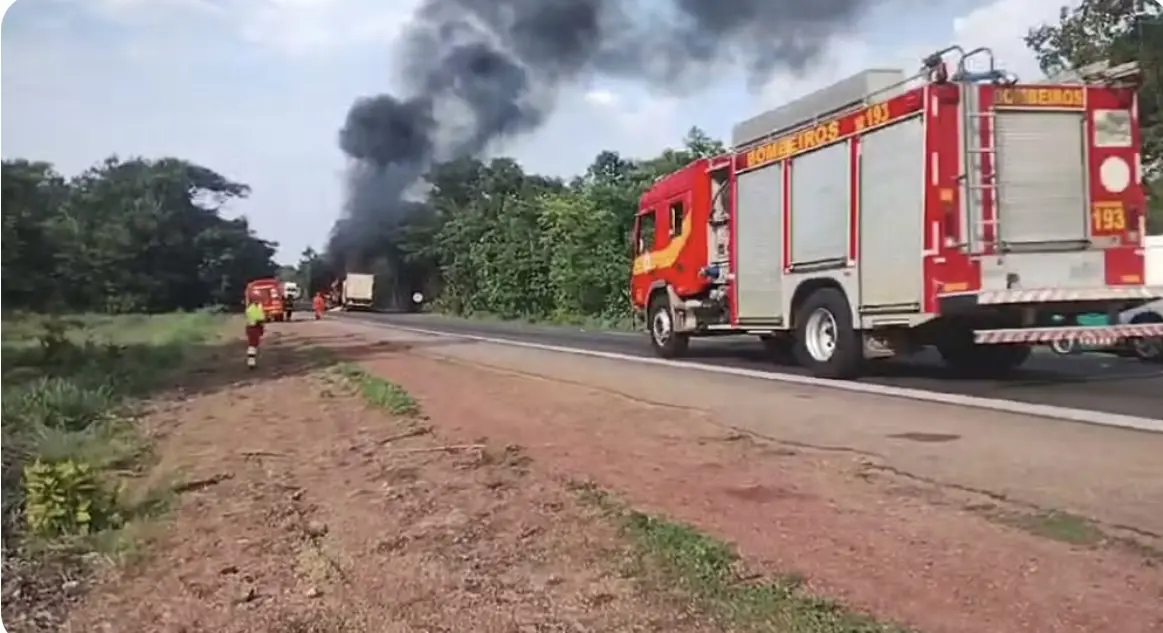 Bombeiros apagam fogo de caminhões após acidente na BR-153, em Gurupi — Foto: Divulgação/Corpo de Bombeiros
