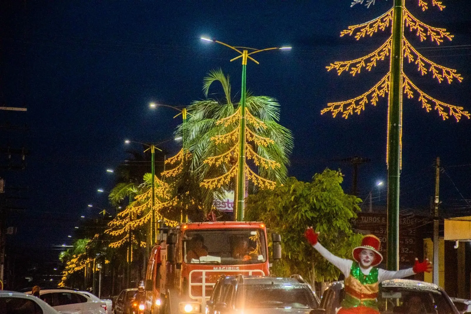 Paraíso sai na frente e inaugura decoração natalina na cidade