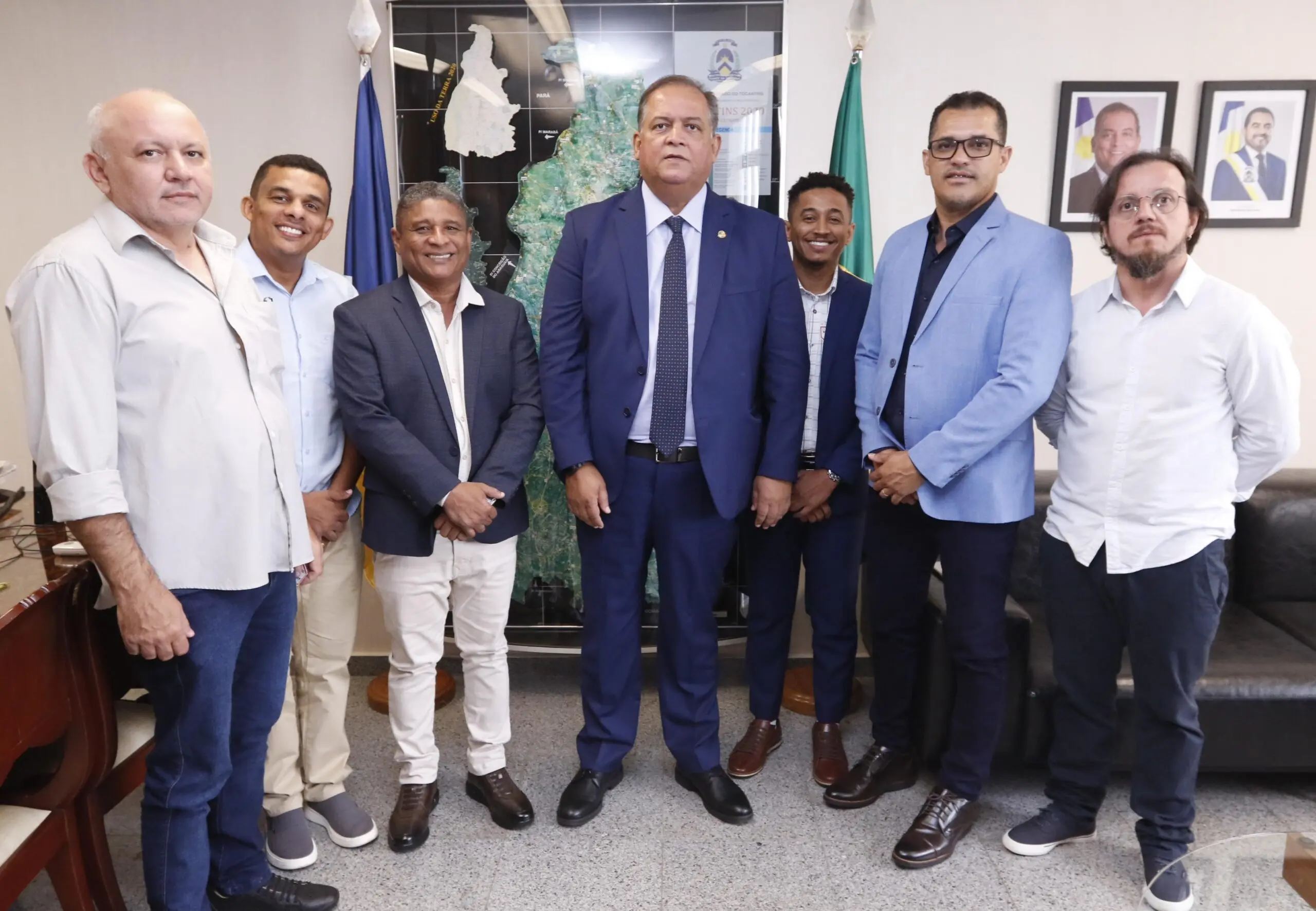 Prefeitos eleitos e reeleitos movimentam gabinete de Eduardo Gomes