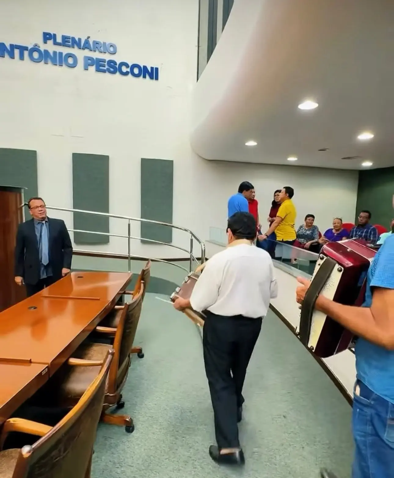 Com sanfoneiro e forró no plenário, deputado começa despedida do cargo e se prepara para assumir prefeitura no Bico