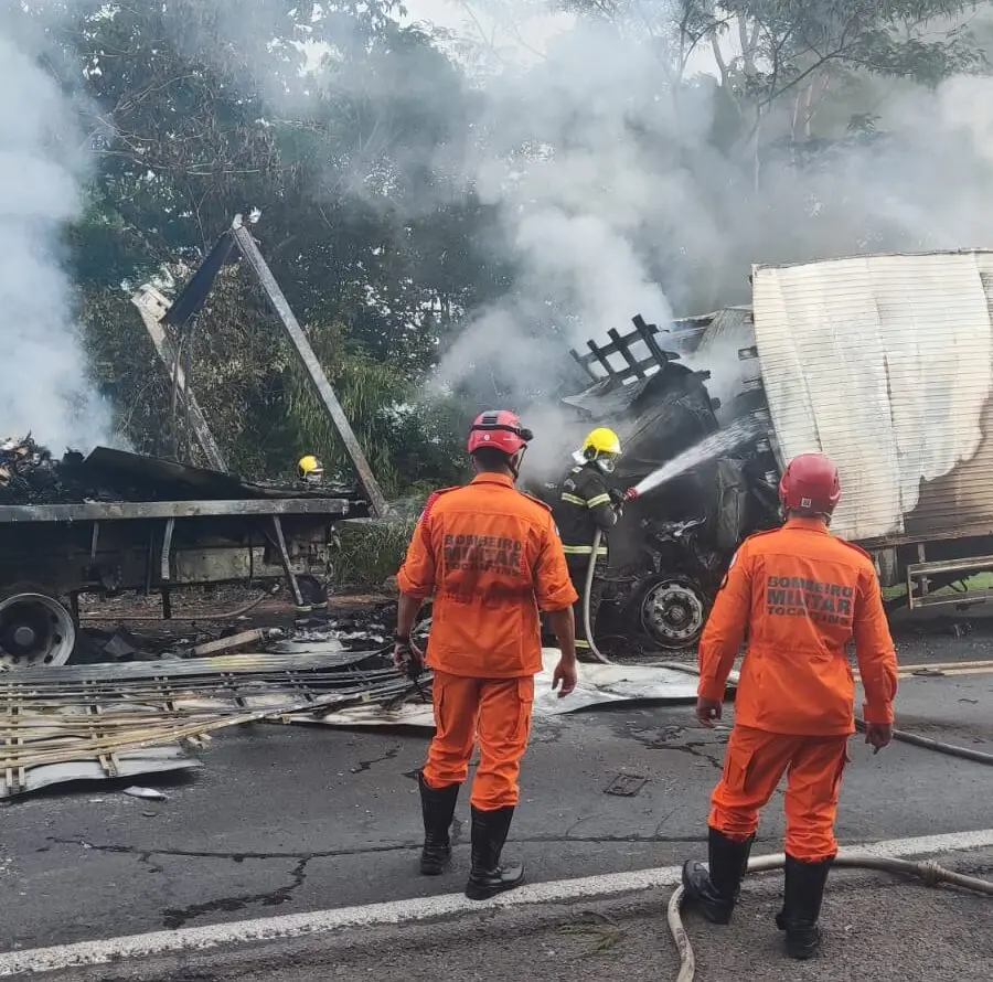 Bombeiros apagam fogo de caminhões após acidente na BR-153, em Gurupi — Foto: Divulgação/Corpo de Bombeiros
