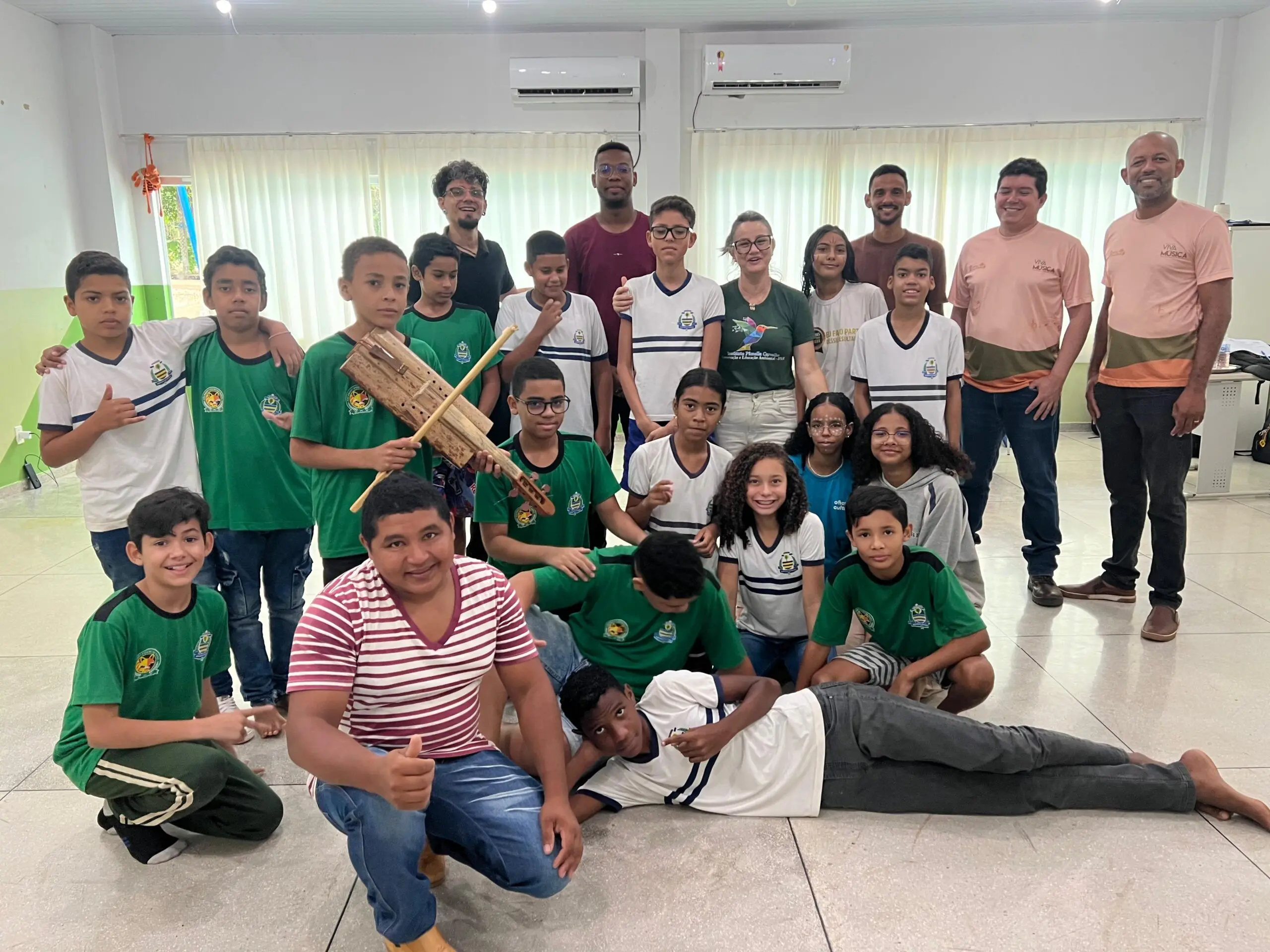 Projeto Portal Amazônico leva oficina de rabeca de buriti para estudantes de escola pública de Palmas