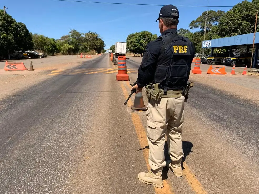 Rodovias federais terão restrição para veículos de carga durante feriado da Proclamação da República; Veja dias e horários