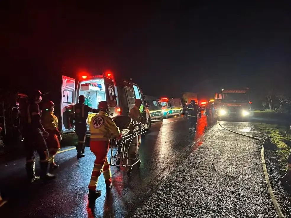 Ônibus tomba na BR-153 em Gurupi e deixa quatro pessoas mortas e pelo menos 40 feridos