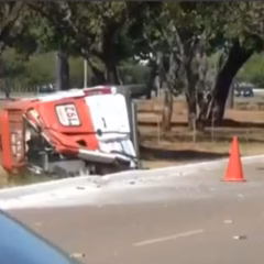 Ambul&acirc;ncia capotou ap&oacute;s bater contra carro em cruzamento - Foto: Reprodu&ccedil;&atilde;o/TV Anhanguera
