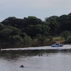 Tentativa de ajudar caminhonete termina com tr&ecirc;s ve&iacute;culos atolados durante travessia do Rio Java&eacute;s; V&Iacute;DEO