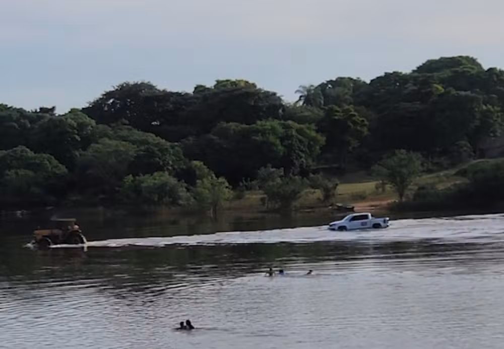 Tentativa de ajudar caminhonete termina com três veículos atolados durante travessia do Rio Javaés; VÍDEO Tentativa de ajudar caminhonete termina com três veículos atolados durante travessia do Rio Javaés; VÍDEO