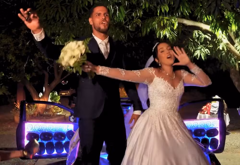 Casal troca entrada tradicional por caminhonetes, paredão de som e cerveja gelada em casamento no Tocantins Casal troca entrada tradicional por caminhonetes, paredão de som e cerveja gelada em casamento no Tocantins