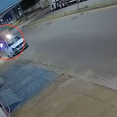 O homem e a crian&ccedil;a foram atingidos e o condutor do carro fugiu em seguida &mdash; Foto: Reprodu&ccedil;&atilde;o/Aragua&iacute;na no Foco
