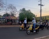 Eduardo Siqueira passa ao lado de motociata de Janad na  Avenida do Aureny III; Veja como foi!