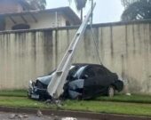 Motorista perde controle do carro, invade calçada e derruba poste de iluminação pública