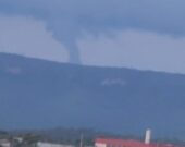 Nuvem funil é registrada sobre a Serra do Lajeado e chama atenção de palmenses; VÍDEO