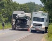 Batida entre dois caminhões causa congestionamento na BR-153