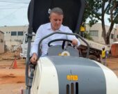 Prefeito Eduardo Siqueira acompanha operação tapa-buracos nos bairros: “aqui é rolo compressor”